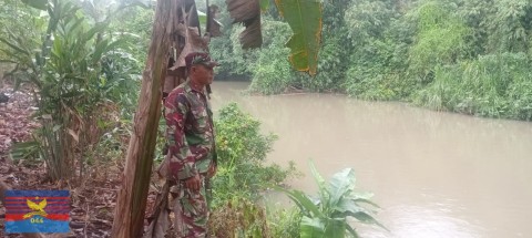 Babinsa Koramil 406-10/Lubuklinggau Timur Monitoring Gulbencal Aliran Sungai di Kelurahan Jawa Kanan