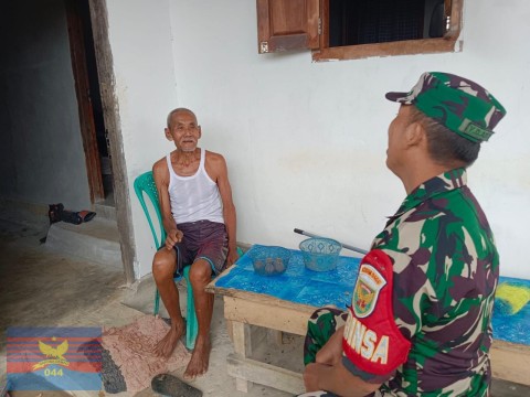 Babinsa Koramil 406-07/Jayaloka Aktif Laksanakan Komsos dengan Warga Desa Purwodadi