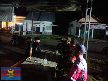 Babinsa Koramil 406-04 Muara Lakitan Laksanakan Patroli Malam, Pastikan Desa Megang Sakti 1 Aman Jelang Lebaran 