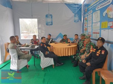 Sinergitas TNI, Polri, dan Masyarakat Gelar Apel Pengecekan Kesiapsiagaan di Pos Pengaman Pasar B Srikaton