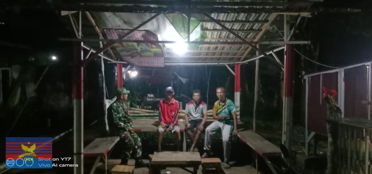 SERKA ZULKARNAIN BABINSA KORAMIL 406-07/JAYALOKA AKTIF JAGA KEAMANAN WILAYAH MELALUI PATROLI SISKAMLING DI BULAN RAMADHAN