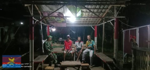 SERKA ZULKARNAIN BABINSA KORAMIL 406-07/JAYALOKA AKTIF JAGA KEAMANAN WILAYAH MELALUI PATROLI SISKAMLING DI BULAN RAMADHAN