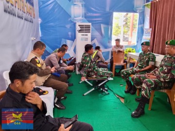 SERTAI OPS KETUPAT MUSI-2026, BABINSA SERMA DIDIK IRAWAN TERJALIN AKRAB DENGAN MASYARAKAT DI POS PAM PASAR B SRIKATON