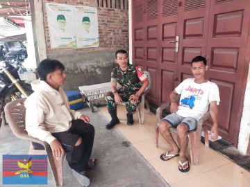 Babinsa Koramil 406-03/Rupit Laksanakan Komsos Bersama Warga Desa Embacang Baru 