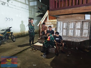Babinsa Koramil 406-03/Muara Rupit Intensifkan Patroli Siskamling di Desa Karang Anyar