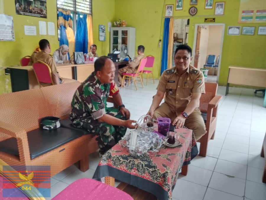 Serka Amron Mursalisah, Babinsa Koramil 406-07/Jayaloka, Aktif Jalin Komunikasi dengan Aparatur Kelurahan Marga Tunggal