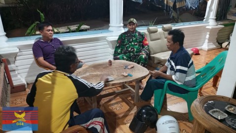 Babinsa Koramil 406-07/Jayaloka Ajak Warga Kertosono Aktifkan Siskamling