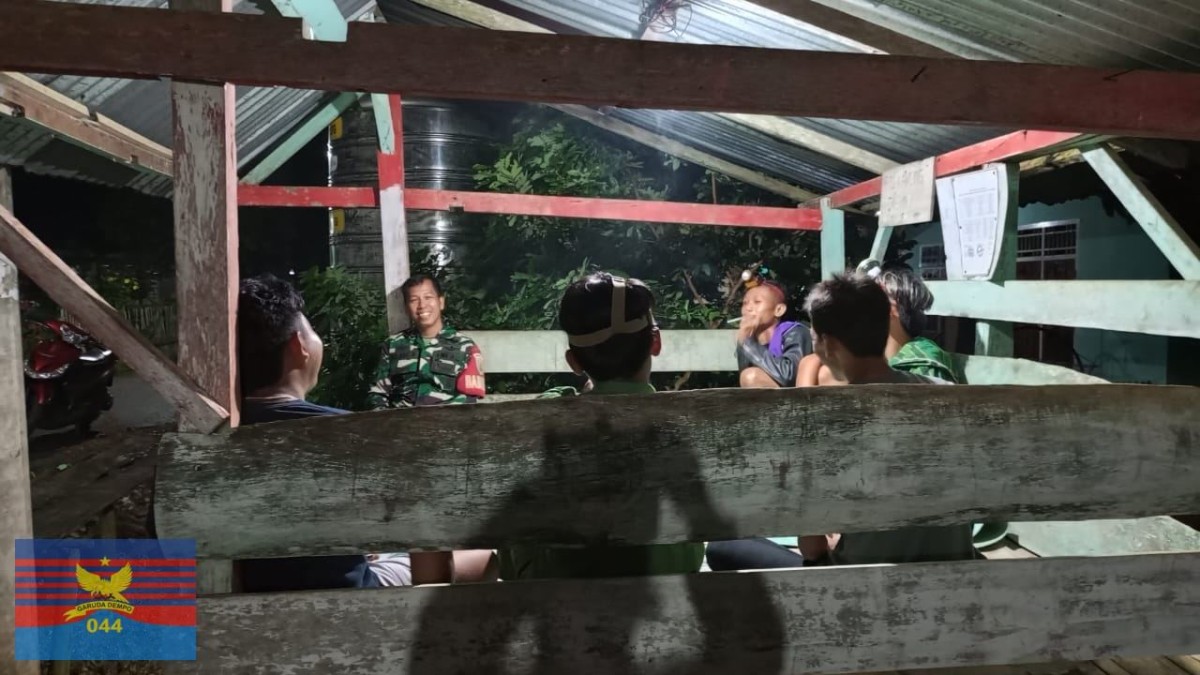 Babinsa Koramil 406-07/Jayaloka Ajak Warga Tingkatkan Siskamling Demi Keamanan Desa