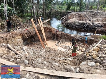 Babinsa Koramil 406-04/Muara Lakitan Aktif Dukung Pembangunan Jembatan Penghubung Antar Desa