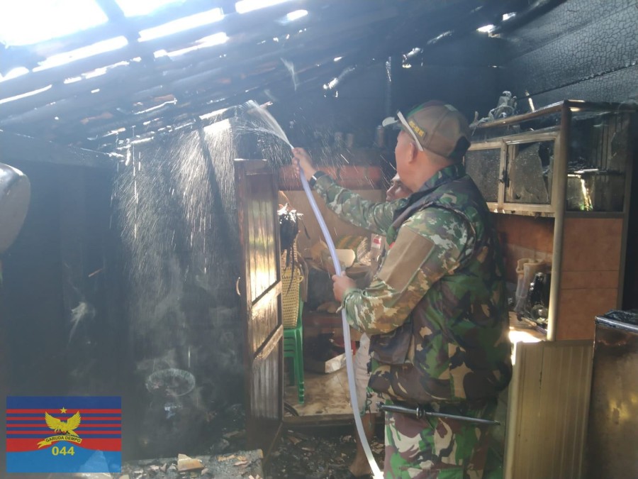 Babinsa Sigap, Bantu Warga Padamkan Sisa Kebakaran di Beringin Makmur 1