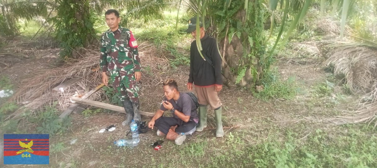 Babinsa Koramil 406-02/Rawas Ilir Laksanakan Komsos di Desa Batu Kucing