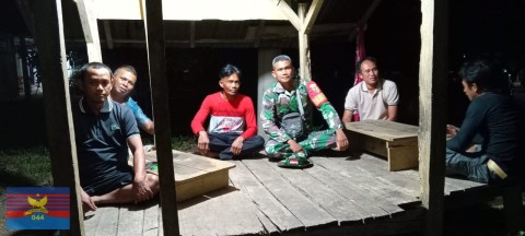 Babinsa Koramil 406-05/Muara Kelingi Laksanakan Patroli dan Monitoring Siskamling di Desa Karya Sakti