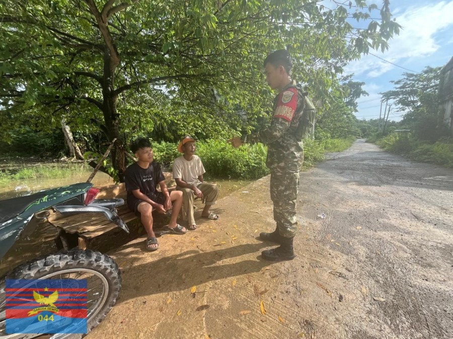 BABINSA KORAMIL 406-03/RUPIT LAKSANAKAN KOMSOS BERSAMA WARGA BAHAS KEAMANAN LINGKUNGAN