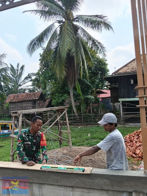 BABINSA KORAMIL 406-02/RAWAS ILIR LAKSANAKAN KOMSOS BAHAS PEMBANGUNAN DESA