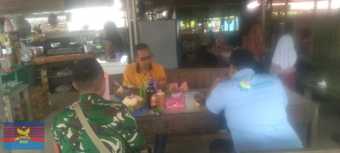 BABINSA KORAMIL 406-04/MUARA LAKITAN KOMSOS BERSAMA TOKOH MASYARAKAT BAHAS SOLUSI SAMPAH