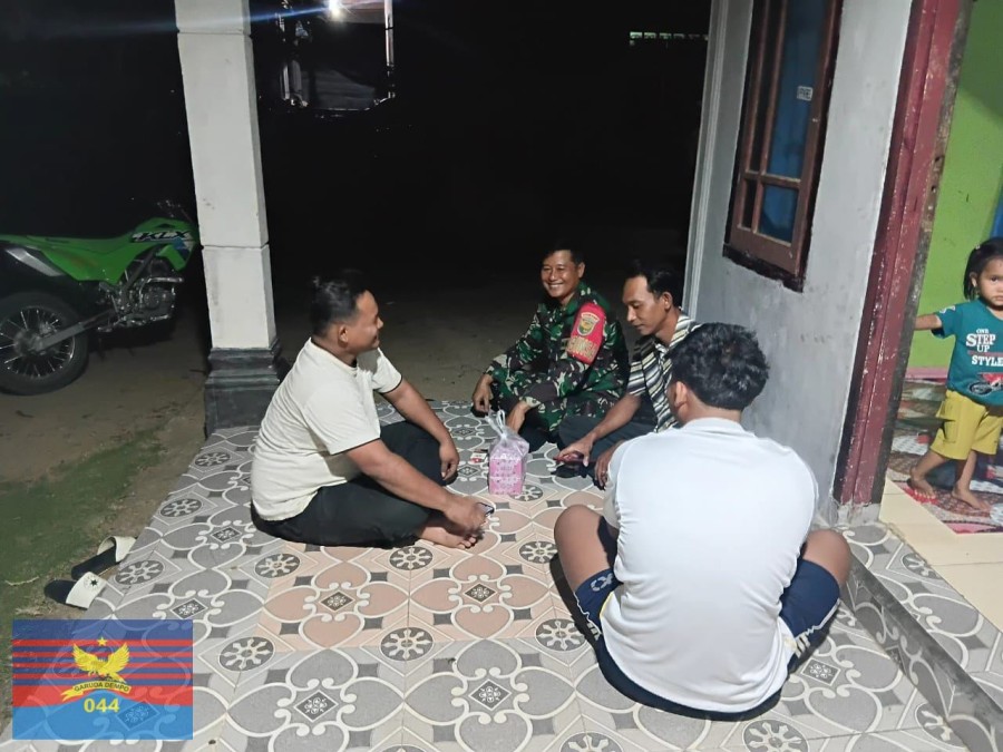 PATROLI DAN MONITORING SISKAMLING, BABINSA KORAMIL 406-05/BTS ULU JAGA KAMTIBMAS TETAP KONDUSIF