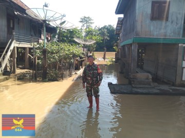 ANTISIPASI BANJIR, BABINSA KORAMIL 406-02/RAWAS ILIR LAKSANAKAN KOMSOS DENGAN WARGA DESA KERTASARI
