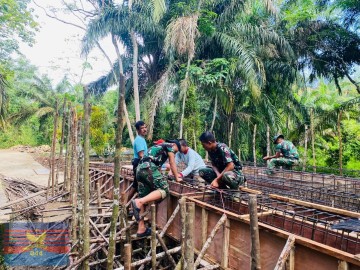 Personel Kodim 0406/Lubuklinggau Bersama Masyarakat Laksanakan Gotong Royong Percepatan Pembangunan Jembatan