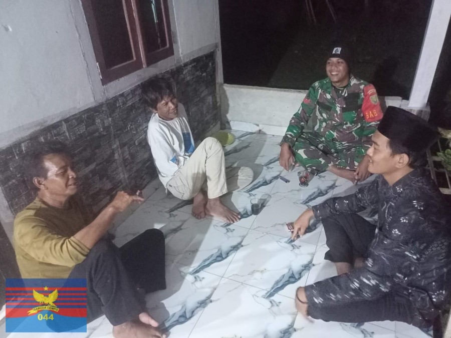 Babinsa Koramil 406-07/Jayaloka Aktif Patroli Pos Kamling, Jaga Kondusifitas Wilayah