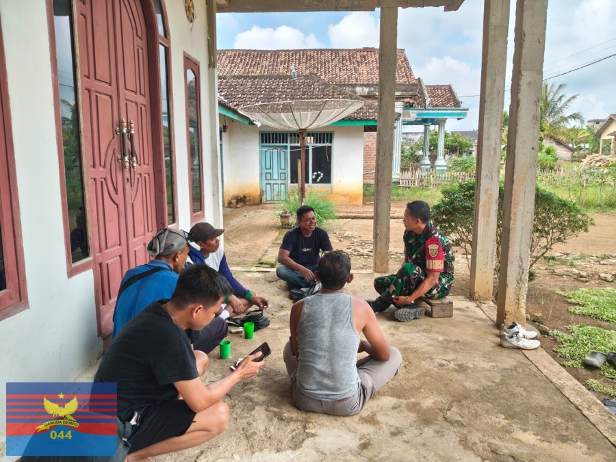 Babinsa Koramil 406-04/Muara Lakitan Komsos Bersama Warga Bahas Kebersihan Lingkungan dan Pencegahan DBD