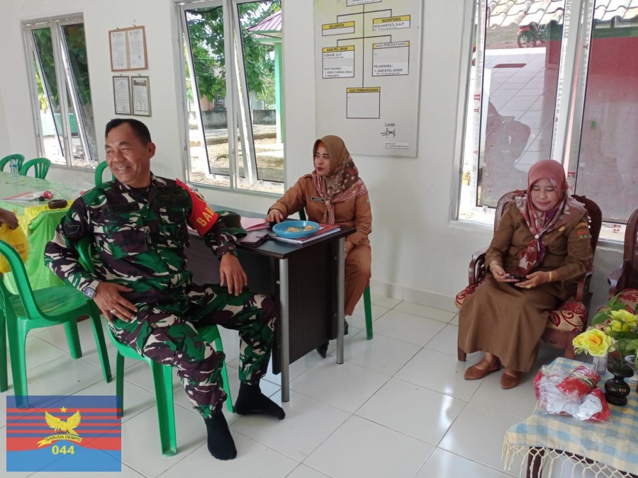Babinsa Jalin Komsos dengan Perangkat Kelurahan Muara Lakitan