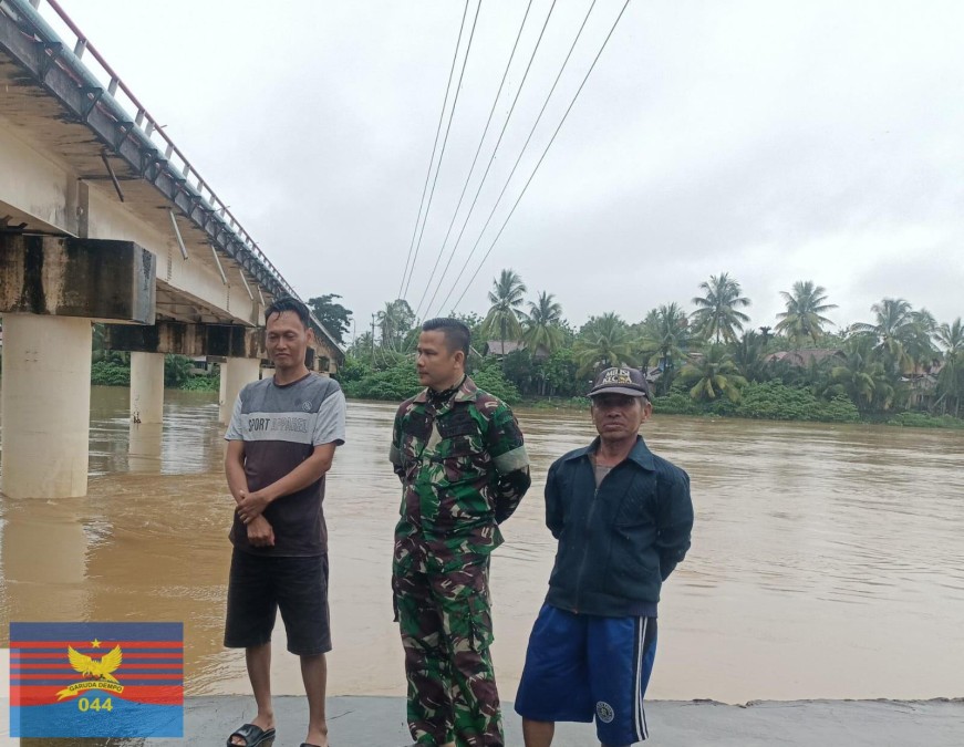 Babinsa Koramil 406-03/Rupit Bersama Pemerintah Desa dan Warga Siaga Antisipasi Banjir Lanjutan di Sungai Rupit