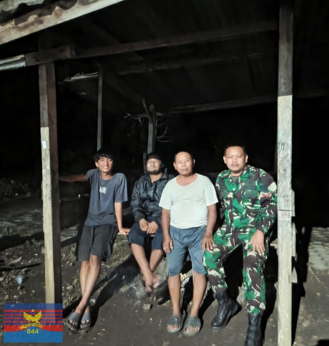 Babinsa Koramil 406-05/Muara Kelingi Patroli dan Monitoring Siskamling di Desa Beliti Jaya