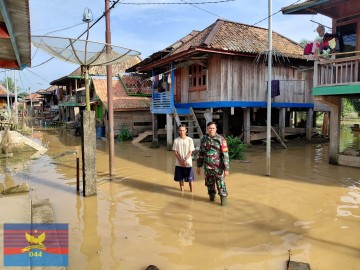 Babinsa Koramil 406-02/Rawas Ilir Siaga Pantau Perkembangan Banjir di Wilayah Muratara