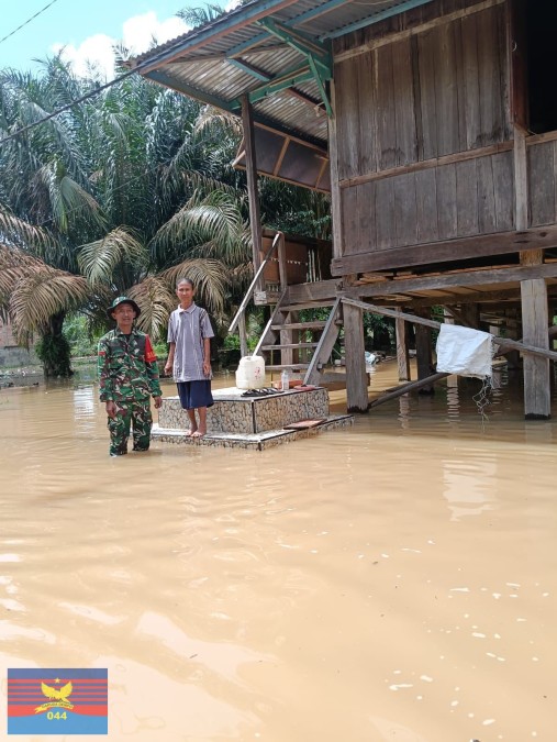 Babinsa Koramil 406-02/Rawas Ilir Monitoring Perkembangan Banjir di Wilayah Karang Dapo dan Rawas Ilir