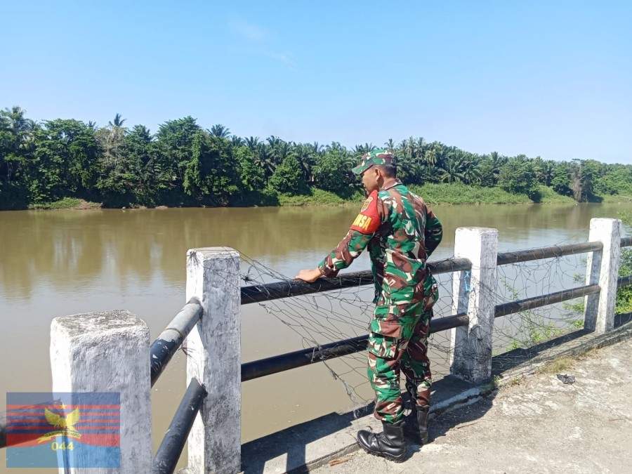 Babinsa Koramil 406-04/Muara Lakitan Aktif Patroli Sungai Antisipasi Gulbencal