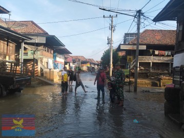 Babinsa Koramil 406-02/Rawas Ilir Siap Siaga Monitoring Perkembangan Banjir di Wilayah Karang Dapo dan Rawas Ilir