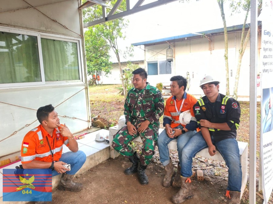 Babinsa Koramil 406-02/Rawas Ilir Ajak Karyawan PT Peduli Lingkungan dan Waspada Curah Hujan Tinggi