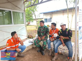 Babinsa Koramil 406-02/Rawas Ilir Ajak Karyawan PT Peduli Lingkungan dan Waspada Curah Hujan Tinggi