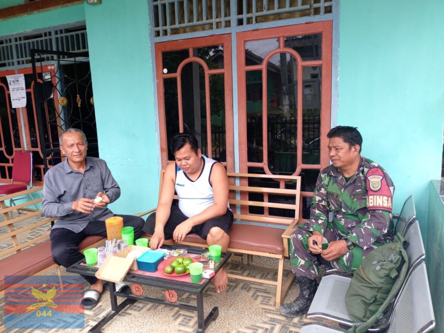 Babinsa Koramil 406-03/Rupit Laksanakan Komsos Bersama Warga Bahas Kamtibmas di Desa Sukaraja
