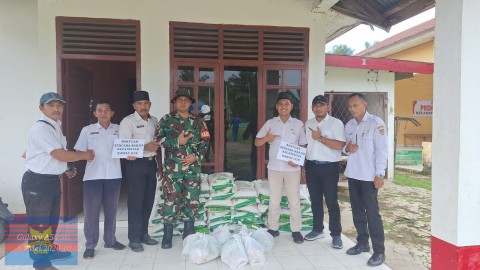 Babinsa Koramil 406-02/Rawas Ilir Hadiri Penyerahan Bantuan CSR Banjir untuk Warga Rawas Ilir