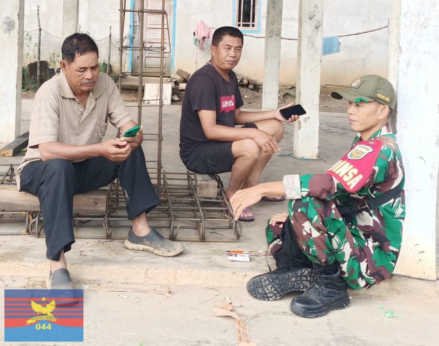 Babinsa Koramil 406-04/Muara Lakitan Jalin Komsos Bersama Tokoh Masyarakat di Desa Muara Megang