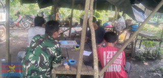 Babinsa Koramil 406-04/Muara Lakitan Jalin Komsos Bahas Kamtibmas dan Kebersihan Lingkungan