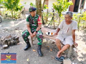 Babinsa Koramil 406-01/Rawas Ulu Laksanakan Komsos Himbauan Waspada Banjir Memasuki Musim Hujan di Desa Sungai Baung