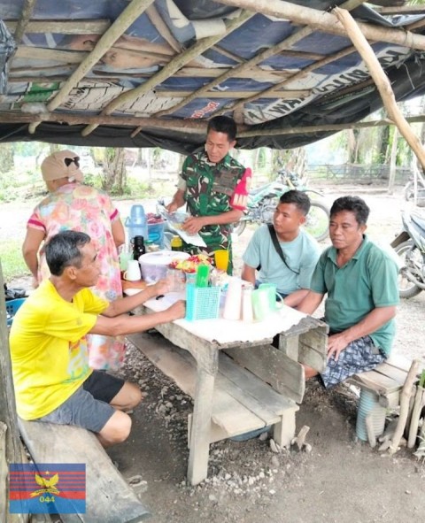 Sertu Mimin Babinsa Koramil 406-05/Muara Kelingi Jalin Keakraban dengan Warga Desa Mambang