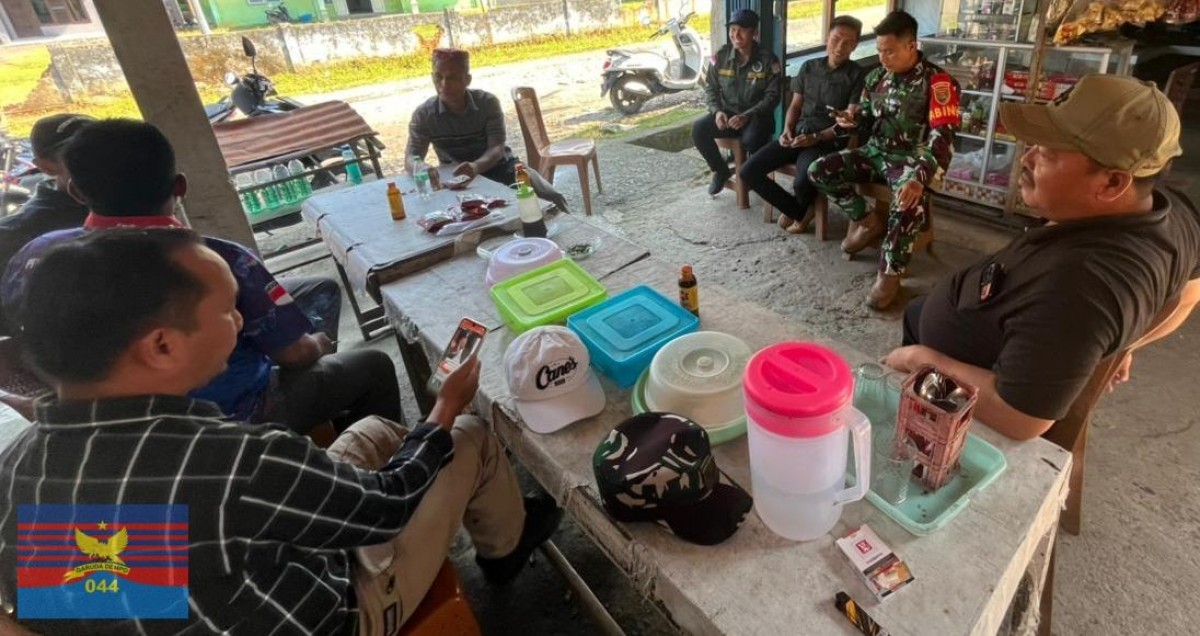 Babinsa Koramil 406-01/Rawas Ulu Laksanakan Komsos dan Himbau Warga Pasar Surulangun Waspada Banjir di Musim Penghujan