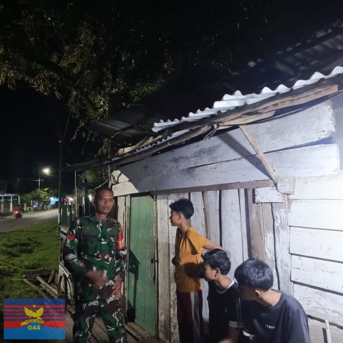 Babinsa Koramil 406-05/Muara Kelingi Laksanakan Patroli dan Monitoring Siskamling Demi Menjaga Kondusifitas Wilayah Desa Trimukti