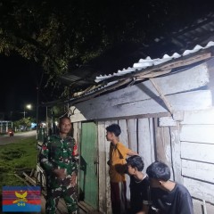 Babinsa Koramil 406-05/Muara Kelingi Laksanakan Patroli dan Monitoring Siskamling Demi Menjaga Kondusifitas Wilayah Desa Trimukti