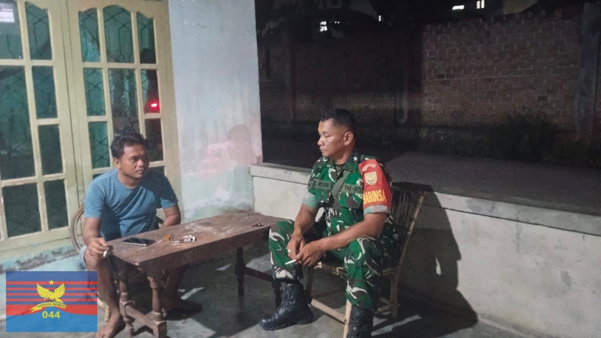 Babinsa Koramil 406-07/Jayaloka Laksanakan Patroli dan Anjangsana Bahas Keamanan Desa Sukarena