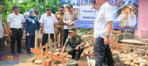 Babinsa Koramil 406-06/TGM Dampingi Pabung Mura Monitoring Bedah Rumah Warga di Desa Sitiharjo
