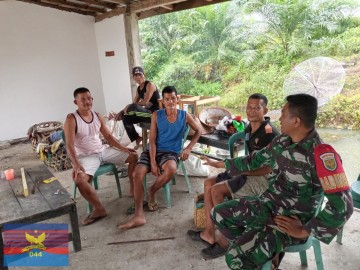 Babinsa Koramil 406-03/Rupit Laksanakan Komsos Pencegahan Karhutla di Desa Tanjung Agung