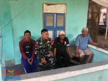 Babinsa Koramil 406-01/Rawas Ulu Laksanakan Komsos Keamanan Lingkungan di Pasar Surulangun