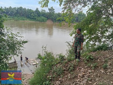 Babinsa Koramil 406-04/Muara Lakitan Aktif Pantau Debit Air Sungai Lakitan Antisipasi Banjir