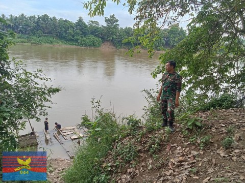Babinsa Koramil 406-04/Muara Lakitan Aktif Pantau Debit Air Sungai Lakitan Antisipasi Banjir