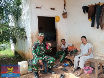 Babinsa Koramil 406-08/Lubuk Linggau Peduli Lingkungan, Ajak Warga Jaga Kebersihan
