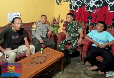 BABINSA KORAMIL 406-08/LUBUK LINGGAU LAKSANAKAN KOMSOS DAN BANTU SELESAIKAN PERMASALAHAN WARGA